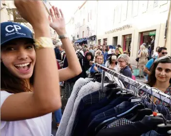  ?? PHOTOS : PHILIPPE ARNASSAN ?? Comme toujours, la Grande Braderie de Saint-Tropez provoque des vagues de bonheur mercantile.