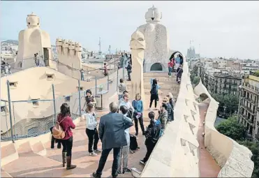  ?? MANÉ ESPINOSA ?? Un grup de correspons­als estrangers ahir al terrat de la Pedrera de Barcelona