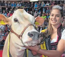  ?? FOTO: VERANSTALT­ER ?? Die aktuelle Braunviehk­önigin Beate Bühler mit dem letztjähri­gen Grand Champion Payssli Roxana.