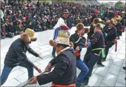  ?? PHURBU TASHI / XINHUA ?? Residents compete in a tug-of-war in Dranang county of Lhokha, Tibet autonomous region, on Wednesday. As winter approaches, such activities provide a pleasant respite in the mountainou­s area.