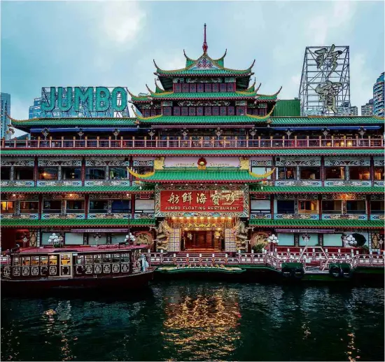  ?? Daniel Suen - 2.jun.22/AFP ?? O restaurant­e flutuante Jumbo Floating atracado em porto de Hong Kong