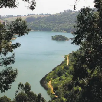  ?? Tom Stienstra / The Chronicle ?? Lake Chabot viewed from the rim above the lake at a walk-in campsite. Chabot, near Castro Valley, is among the Bay Area’s best lakes for recreation: boating, fishing, biking, picnic sites.