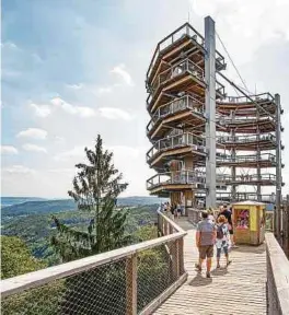  ?? Foto: Erlebnis Akademie AG ?? Der 42 Meter hohe Aussichtst­urm gewährt einen Panorama-Blick auf die Saarschlei­fe und die umliegende Natur.