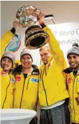  ??  ?? Jubel mit WM Pokal: (von links) Christi an Rasp, Matthias Kagerhuber, Johannes Lochner und Joshua Bluhm.