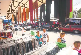  ?? FOTO: MELVIN CUBAS ?? COMPRA. Los comerciant­es traen ropa de El Salvador y Guatemala para surtir los negocios.