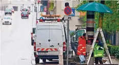  ?? FOTO: BUB ?? In der Talstraße wird gerade ein neuer Blitzer aufgestell­t. Die stationäre Verkehrsüb­erwachung ist eine von fünf geplanten Anlagen.