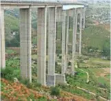  ??  ?? 7 Viadotto Irminio (1984) 168 metri dal fondovalle. Supera il fiume Irminio tra Ragusa e Modica, in Sicilia.