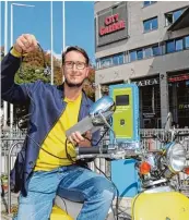  ?? Foto: S. Wyszengrad (3), M. Hochgemuth ?? Florian Zick mag seinen E–Roller. Doch das Laden ist für ihn nicht ganz so einfach.
