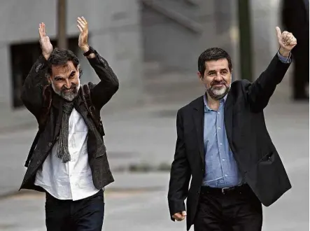  ?? Francisco Seco/AFP ?? Os líderes separatist­as catalães Jordi Cuixart (à esq.) e Jordi Sànchez chegam à corte nacional, em Madri, na segunda (16)