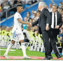  ?? JUANJO MARTÍN / EFE ?? Carlo Ancelotti felicita a Rodrygo por su partido ante el Levante.