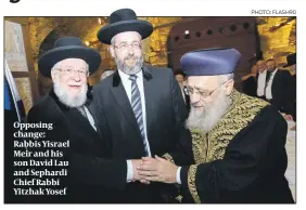  ?? PHOTO: FLASH90 ?? Opposing change: Rabbis Yisrael Meir and his son David Lau and Sephardi Chief Rabbi Yitzhak Yosef