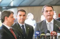  ?? WILSON DIAS/AGÊNCIA BRASIL ?? Freitas, futuro ministro da Infraestru­tura, com Flávio e Jair Bolsonaro