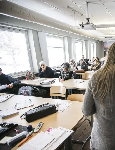  ??  ?? STUDERAR. På Georgsgata­n studerar eleverna det svenska språket.