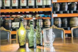  ?? MANÉ ESPINOSA ?? Pequeña muestra histórica de las muchas botellas que se conservan