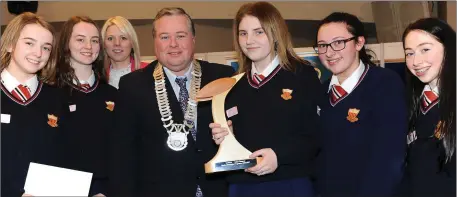  ??  ?? Members of the Mini Company “Bombalicio­us”, Sacred Heart School, Drogheda receive the Social Media Award from Cllr. Paul Bell,