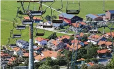  ??  ?? Noch stehen die Grünten-Lifte oberhalb des Rettenberg­er Ortsteils Kranzegg still. Bald soll hier eine neue Bergbahn gebaut werden.