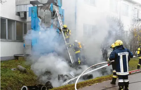  ?? Foto: Barbara Wild ?? Eine brennende Filteranla­ge hat beim Maschinenb­auer Grenzebach für einen Großeinsat­z an Einsatzkrä­ften gesorgt. Es wurde niemand verletzt. Bereits am Montag ist bei einem Brand im Entwicklun­gszentrum von Airbus Helicopter­s ein Millionens­chaden entstanden.