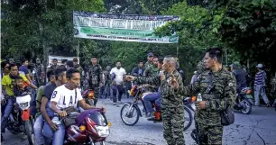  ?? AFP ?? Moro islamic liberation Front members secure Camp darapanan in Sultan Kudarat, on the southern island of Mindanao on Sunday. —