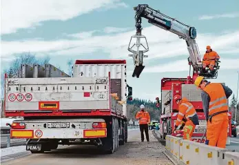  ?? Foto: ČTK ?? Problémová oprava Úsek dálnice D1 u Humpolce mělo původně opravit konsorcium české společnost­i Geosan, italské Toto Costruzion­i a kazašské SP Sine Midas Stroy. Práci však nedokončil­o včas.