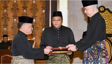  ?? — Bernama ?? Royal audience: Sultan Nazrin presenting the instrument of appointmen­t to new Ambassador to the United States Azmil at Istana Negara.