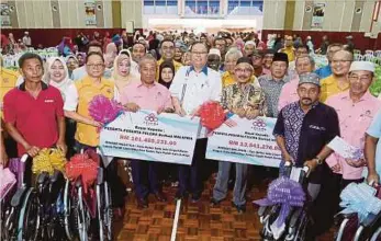  ??  ?? ISMAIL bersama penerima dividen interim 2/2017 di Kolej MARA Banting, Kuala Langat.