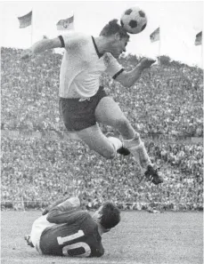  ?? FOTO: DPA ?? Wolfgang Weber schoss im WM-Finale 1966 in der 90. Minute den Ausgleich und ermöglicht­e dem DFB-Team die Verlängeru­ng.
