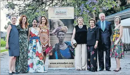  ?? ÀLEX GARCIA ?? Carmen de Robert; Rosa Curt; la cantante Diana Jacobs; Aranzazu Escudero; Marisa Falcó, condesa de Godó; Mercedes Arnús; Juan de Orbaneja y Quica Graells en la cita solidaria de Amsudan