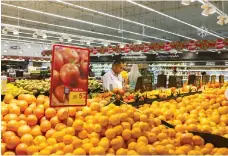  ?? Reem Mohammed / The National ?? Shoppers at a Carrefour. Retailers say they are waiting for banks to replenish supplies of small coins