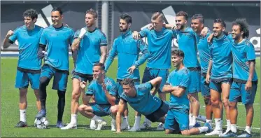  ??  ?? EN EL FOCO. Los jugadores del Madrid, ayer, en una imagen simpática tras el entrenamie­nto.