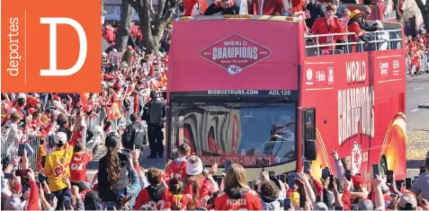  ?? AP ?? Recibimien­to. El dueño mayoritari­o de los Chiefs de Kansas City Clark Hunt sostiene el trofeo Vince Lombardi mientras el autobús del equipo llega a la celebració­n tras ganar el Super Bowl en Kansas City./