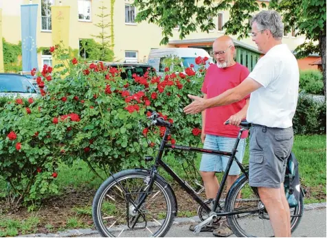  ?? Foto: Maximilian­e Böckh ?? Holger Kretzschma­r (rechts) ist der Fahrradspe­zialist im Tauschring und hat auch das Rad von Michael Martin (links) gewartet.