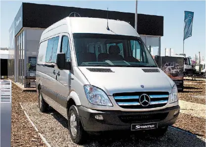  ??  ?? Lanzamient­o. La marca alemana aprovechó la muestra del campo para presentar la nueva Sprinter Silver Edition.