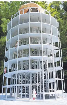  ?? ARCHIVFOTO: KREIS METTMANN ?? Dieses Bild zeigt ein Modell des geplanten Turms. Ganz oben zu sehen ist die Schädel-Kalotte, die ein Höhlengefü­hl erzeugen soll.