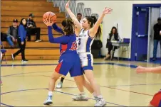  ?? ?? Alexuis Romero holds her ground against Paola Gonzalez