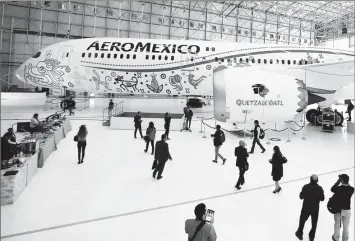  ??  ?? Boeing, fabricante estadunide­nse de aviones, previó que la alianza Delta-Aeroméxico podría elevar la demanda de aeronaves por la empresa mexicana, debido a que está tomando un papel más importante. El vicepresid­ente de ventas de Boeing para África,...