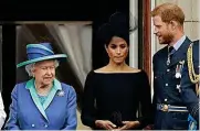  ?? AP ?? La reina Isabel II junto a Meghan Markle y Harry.