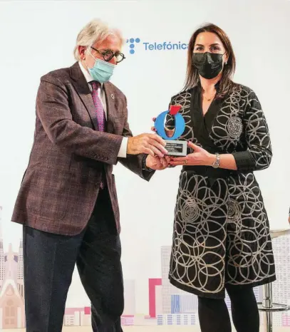  ?? ?? María Ferrer, directora de Recursos Humanos de la empresa, recibe el premio de manos de Sánchez Llibre
