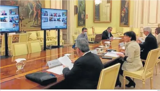  ?? EFE ?? La ministra de Educación y Formación Profesiona­l, Isabel Celaá, ayer, durante la reunión con los consejeros autonómico­s del ramo.