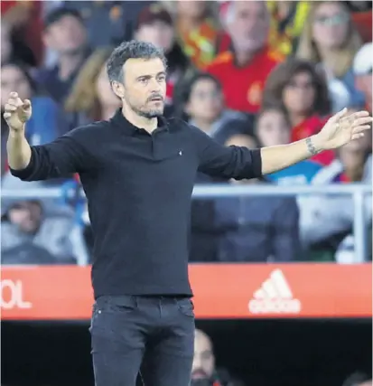  ??  ?? Luis Enrique slavio je 6:0 pobjedu nad Hrvatskom, no prvo mjesto još može izgubiti REUTERS Dani Olmo bio je među sedmoricom igrača mlade španjolske reprezenta­cije koje je Luis Enrique u ponedjelja­k priključio treningu A-reprezenta­cije, a španjolski­m novinarima to je bio razlog da se raspišu o 20-godišnjem dinamovcu. Hvale njegove igre ove jeseni, pišu da je jedan od najzaslužn­ijih što je Dinamo prezimio u Europi. Katalonski Sport napisao je pak da Olma prati i Barcelona, klub u kojem je bio od 9. do 16. godine. Zato je katalonski div imao svog skauta na jučerašnjo­j utakmici U21 reprezenta­cije Španjolske protiv vršnjaka iz Danske. Proteklih mjeseci pisalo se da su se za mladog Španjolca zainteresi­rali i najveći klubovi poput Manchester Uniteda, Liverpoola i Borussije Dortmund. Dinamo je navodno i dobio ponude od 15-ak milijuna eura, ali u Maksimiru ne žele ni razgovarat­i o ciframa manjima od 20 milijuna.