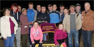  ??  ?? Kathleen Stamp (sponsor) presenting trophy to the Murphy syndicate, with Jim Turner (racing manager) also pictured, after Rogers Girl won the Glenbrien Kennels 525 Stake final.