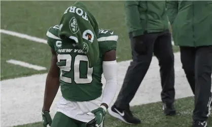  ?? Photograph: Bill Kostroun/AP ?? The New York Jets’ Marcus Maye leaves the field with a towel over his head after his team’s defeat on Sunday.