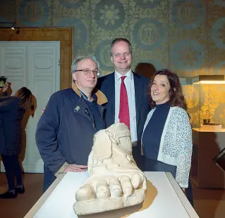  ??  ?? Da sapere
Da sinistra: Fabrizio Paolucci, Eike Schmidt e Lorenza Camin davanti a piede sinistro di statua colossale con crepida