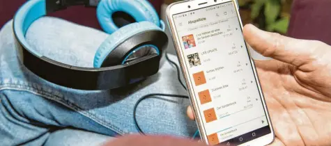  ?? Foto: Robert Günther, dpa ?? Mit Apps wie der Android-anwendung Antennapod behalten Nutzer den Überblick über ihre Lieblingsp­odcasts.