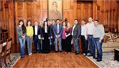  ??  ?? REUNIÓN. Javier Corral se reunió ayer con el presidente estatal del PRD, Pável Aguilar, y diputados del sol azteca.