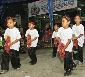  ?? ALLEX QOMRULLA/JAWA POS ?? ANTUSIAS: Anak-anak menari jaranan saat road show Surabaya Smart Riding Rabu malam (15/3).