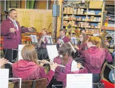  ?? FOTO: SILVIA MÜLLER ?? Der Musikverei­n Königsheim unter der Leitung von Gerhard Hermle begleitete beim Herbstfest des Musikverei­ns Aldingen den Frühschopp­en.