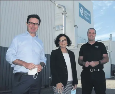  ?? Picture: DEAN LAWSON ?? VISIT: Federal Agricultur­al Minister David Littleprou­d, left, with Member for Mallee Anne Webster and Australian Plant Proteins director Phil Mcfarlane.