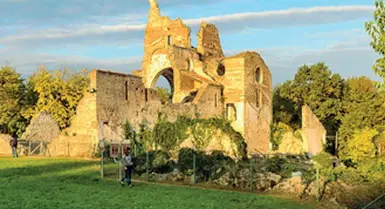  ??  ?? Restaurata L’Abbazia di Sant’Eustachio a Nervesa della Battaglia (Treviso), è stata recentemen­te restaurata e ospiterà alcuni degli eventi del Festival che rende omaggio alla battaglia del Solstizio