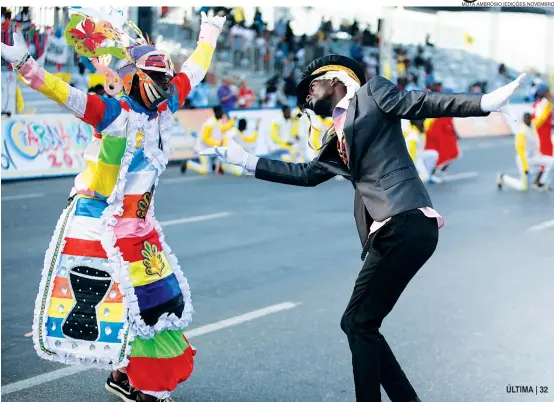  ?? MOTA AMBRÓSIO|EDIÇÕES NOVEMBRO ?? A maior manifestaç­ão cultural de Angola está a ser marcada por uma disputa renhida entre os grupos carnavales­cos no desfile central na Marginal de Luanda