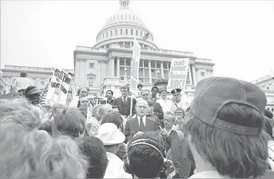  ?? Harvey Georges Associated Press ?? FROM SPACE TO THE SENATE Sen. John Glenn (D-Ohio) speaks to a group of Youngstown steelworke­rs at the Capitol in Washington, D.C., in 1974. Although he remained a supporter of NASA, he tried to steer clear of being seen as the Senate “astronaut,”...